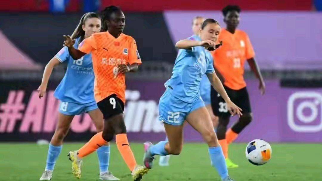 澳大利亚女足与日本队激烈比拼