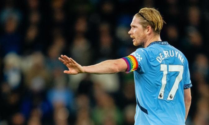 格列兹曼赛前列队欢迎德布劳内，尊重对手尽显风度！的简单介绍